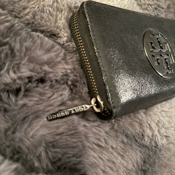 Tory Burch Shiny Black Zip-Around Wallet - Picture 3 of 8